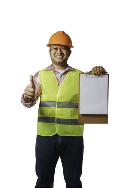 Başlık takan yakışıklı bir baş mühendisin portresi. Yansıtıcı bir kaplan tak. Beyaz arkaplan kırpma yolu üzerinde izole edildi. Boşluğu kopyala.