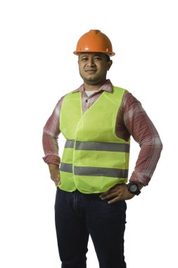 Kasket takan yakışıklı bir mimar başmühendisinin portresi. Beline yansıtıcı bir kaplan takmış, beyaz bir arka planda ayrı ayrı çekilmiş, kırpma yolu..