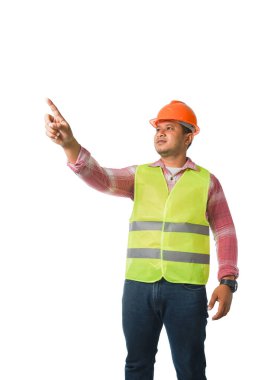 Kasket takan yakışıklı bir mimar başmühendisinin portresi. Beyaz arka planda ayrı bir fotoğraf stüdyosunu işaret eden yansıtıcı bir kaplan takıyor..