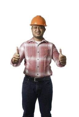 Yakışıklı ustabaşı giysisinin portresi ve beyaz arka planda izole edilmiş sert şapkalı bir stüdyo fotoğrafı..