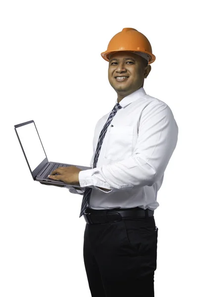 Νεαρός Μηχανικός Αρχιτέκτονας Στέκεται Φορητό Υπολογιστή Και Χαμογελαστός Χαρούμενος Απομονωμένος — Φωτογραφία Αρχείου