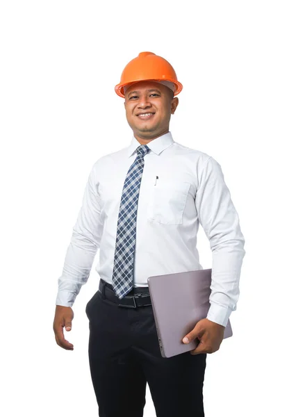 年轻的工程师或建筑师 拿着剪贴板和拳头站在那里 带着幸福的手势 微笑着 在白色的背景上与剪路隔离 — 图库照片