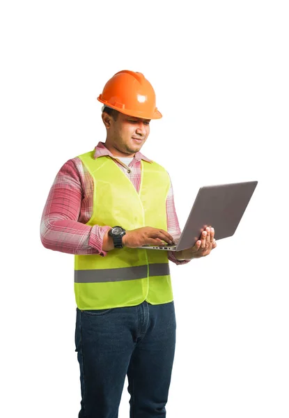 一个戴着硬礼帽的英俊总工程师的画像 带着一只带着笔记本电脑的反光老虎 在白色背景截断路径上隔离 复制空间 — 图库照片