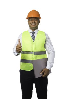 Başlık takan yakışıklı bir baş mühendisin portresi. Dizüstü bilgisayar tutan yansıtıcı bir kaplan takıyordu. Beyaz arkaplan kırpma yolu üzerinde izole edildi. Boşluğu kopyala.