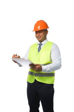 Başlık takan yakışıklı bir baş mühendisin portresi. Yansıtıcı bir yelek giy. Bir pano ve planlar tut. Beyaz arkaplan kırpma yolunda izole edildi