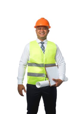 Başlık takan yakışıklı bir baş mühendisin portresi. Yansıtıcı bir yelek giy. Bir pano ve planlar tut. Beyaz arkaplan kırpma yolunda izole edildi