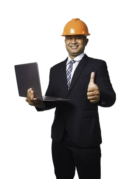一位英俊的总工程师身穿黑色西服 头戴橙色头盔 手持白色背景的笔记本电脑 带有剪贴画路径的肖像 — 图库照片
