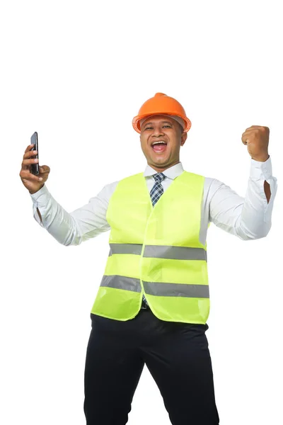 一个戴着硬礼帽的英俊总工程师的画像 穿上反光背心在白色背景裁剪路径上隔离 — 图库照片
