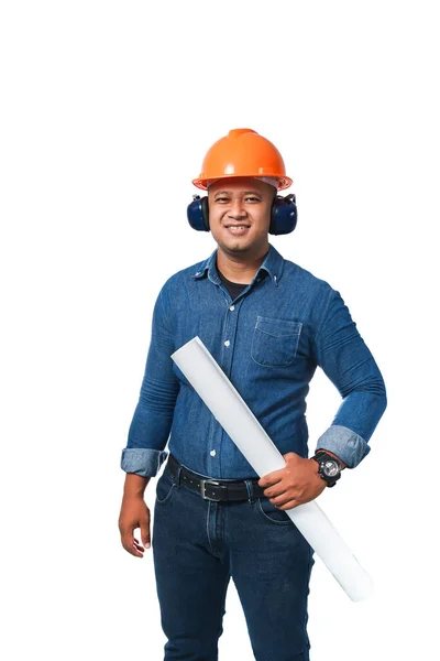 長い袖と長いパンツを身に着けている耳のマフを身に着けている若いエンジニア立っているヘルメット 青写真とクリッピングパスと白の背景に幸せな隔離 — ストック写真