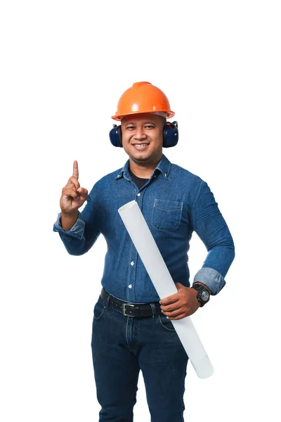 Młody Inżynier Stojący Trzymający Kask Plan Noszący Nausznik Noszący Długie — Zdjęcie stockowe