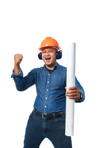 Młody Inżynier Stojący Trzymający Kask Plan Noszący Nausznik Noszący Długie — Zdjęcie stockowe