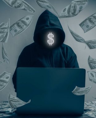 Hacker siyah bir kapüşonlu giyiyor. Bilgisayarlardan büyük miktarda finansal bilgi çalıyorlar ve bir sürü para kaybediyorlar ve masada yatıyorlar..