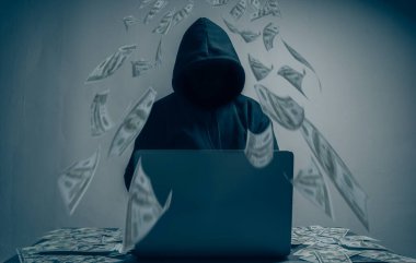Hacker siyah bir kapüşonlu giyiyordu. İkili kod dijital arayüzü olan bilgisayarlardan büyük finansal veriler çalmak ve bir sürü düşen dolar ve masanın üzerine uzanmak. Bilgisayar korsanlığı ve kötü amaçlı yazılım kavramı..