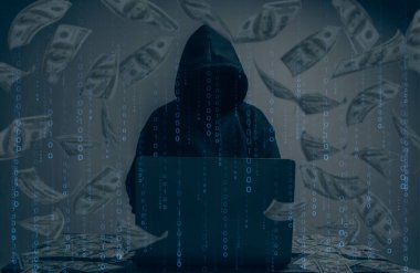 Hacker siyah bir kapüşonlu giyiyordu. İkili kod dijital arayüzü olan bilgisayarlardan büyük finansal veriler çalmak ve bir sürü düşen dolar ve masanın üzerine uzanmak. Bilgisayar korsanlığı ve kötü amaçlı yazılım kavramı..