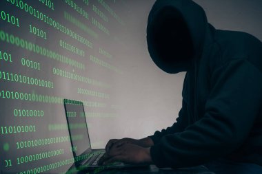 Hacker siyah bir kapüşonlu giyiyordu. İkili kod dijital arayüzü olan bilgisayarlardan büyük finansal veriler çalmak ve bir sürü düşen dolar ve masanın üzerine uzanmak. Bilgisayar korsanlığı ve kötü amaçlı yazılım kavramı..
