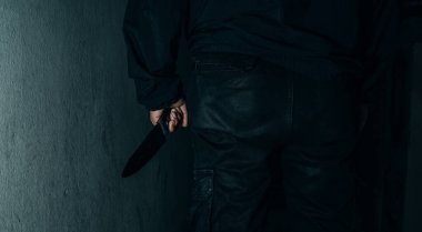 Katilin arkasında kurbanı öldüren kanlı bir bıçak vardı. Korkunç ve korkutucu.