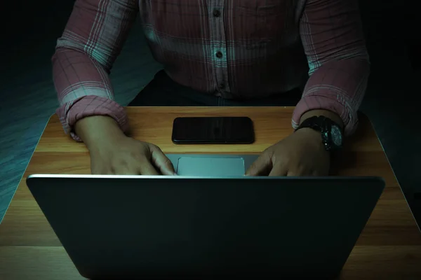 Ein Mann Sitzt Auf Einem Laptop Einem Dunklen Raum Dem — Stockfoto
