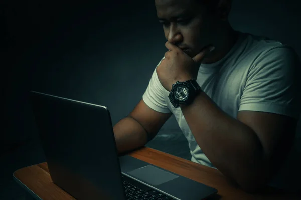 Ein Mann Weißem Hemd Sitzt Auf Einem Laptop Einem Dunklen — Stockfoto
