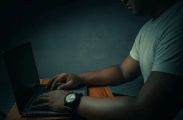 Ein Mann Weißem Hemd Sitzt Auf Einem Laptop Einem Dunklen — Stockfoto