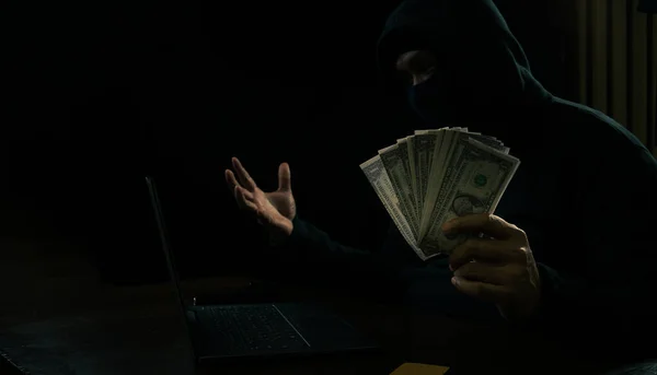 Руки Чоловіка Светрі Тримає Гроші Використовує Ноутбук Копається Концепцію Фінансових — стокове фото
