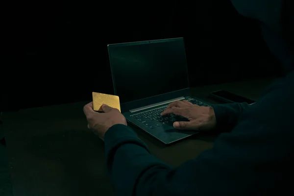 Hand Man Hoodie Holding Credit Using Laptop Hack Credit Card — Foto de Stock