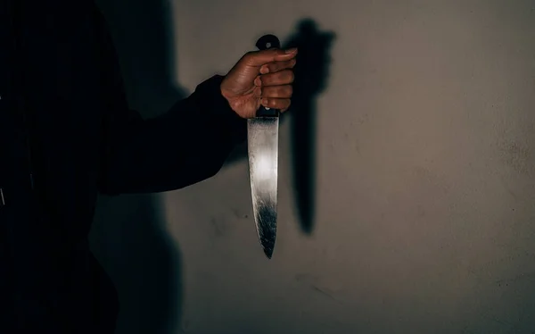 Image Meurtrier Tenant Couteau Dans Une Pièce Sombre Est Terrifiante — Photo