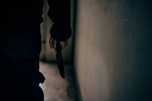 Vue Arrière Meurtrier Tenant Couteau Dans Une Pièce Sombre Terrifiante — Photo