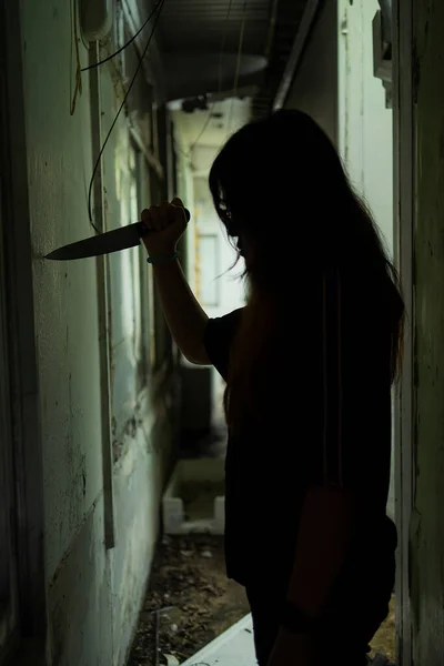 Ombre Une Meurtrière Tenait Debout Avec Couteau Dans Une Friche — Photo