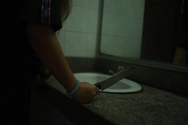 Mögött Gyilkos Kezében Egy Kést Belenéz Tükörbe Fürdőszobában Ijesztő Horror — Stock Fotó