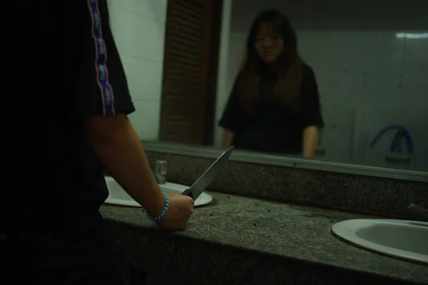 Murder Woman Holding Knife Looking Mirror Bathroom Scary Horror Thriller — Stockfoto
