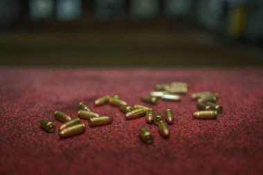 9mm 'lik mühimmat poligondaki kırmızı masaya konur..