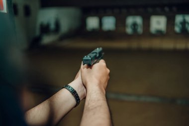 Profesyoneller atış poligonunda 9 mm 'lik bir silahla atış talimi yapıyor..