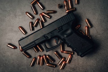 9 mm 'lik siyah bir tabanca ve yanında da 9 mm' lik mermiler vardı. en üstteki görünüm