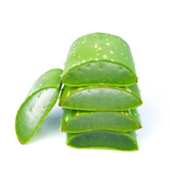 Taze aloe yaprakları, dilimlenmiş ve beyaz bir arka plana istiflenmiş. Yakın plan.
