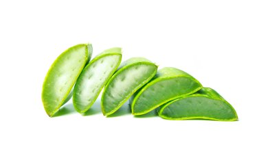 Taze aloe yaprakları dilimlenir ve beyaz bir arka plana yerleştirilir. Yakın plan.