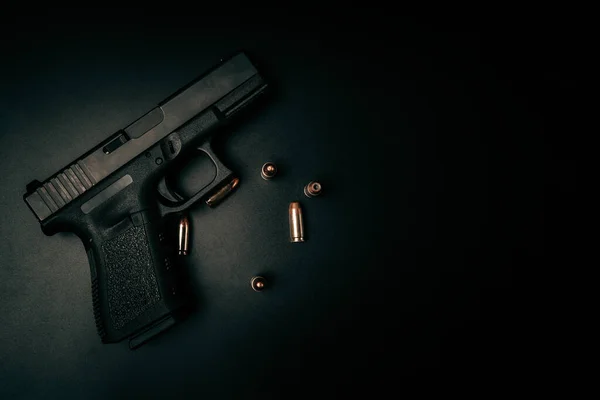 Черный Миллиметровый Пистолет Черном Фоне Миллиметровыми Боеприпасами Вид Сверху — стоковое фото