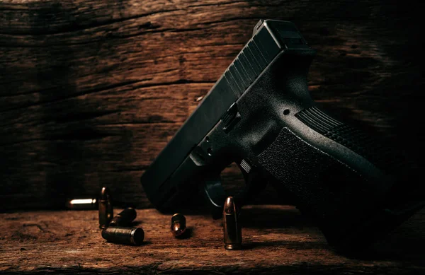 Портрет Черного Миллиметрового Пистолета Старом Деревянном Полу Миллиметровыми Боеприпасами — стоковое фото
