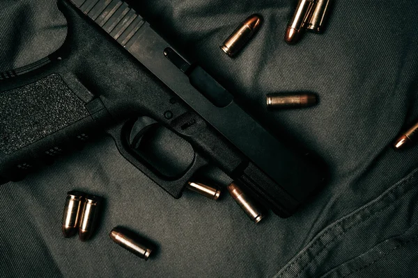 Czarny Pistolet 9Mm Czarnym Szarym Tle Tkaniny Amunicją 9Mm Obok — Zdjęcie stockowe