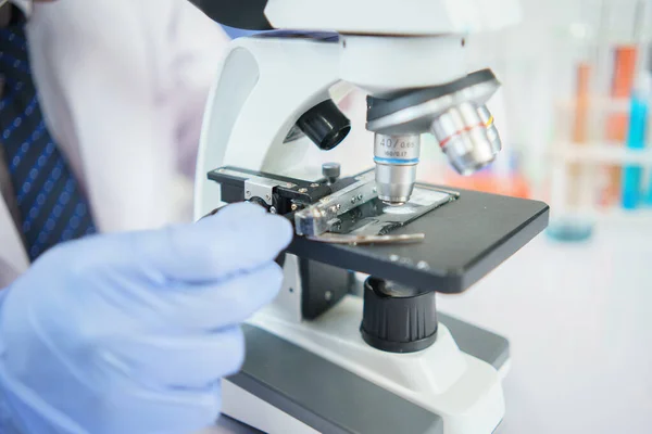 Asian scientists are seriously studying the chemical composition in the laboratory. Specializing in Young Biotechnology Use advanced microscope equipment.