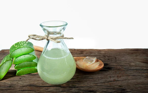 Aloe Vera Gel Dalam Botol Kaca Dengan Irisan Aloe Vera — Stok Foto