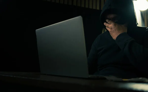 Der Mann Schwarz Saß Mit Seinem Laptop Und Hielt Sich — Stockfoto