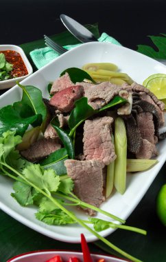 Yakın çekim, çabuk, haşlanmış sığır eti, Tayland yemeği, ekşi soslu Tayland usulü.