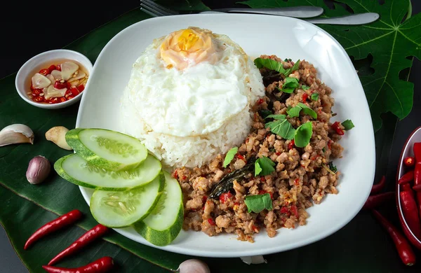 Thai Street Food Basil Fried Rice Minced Pork Fried Egg 图库照片