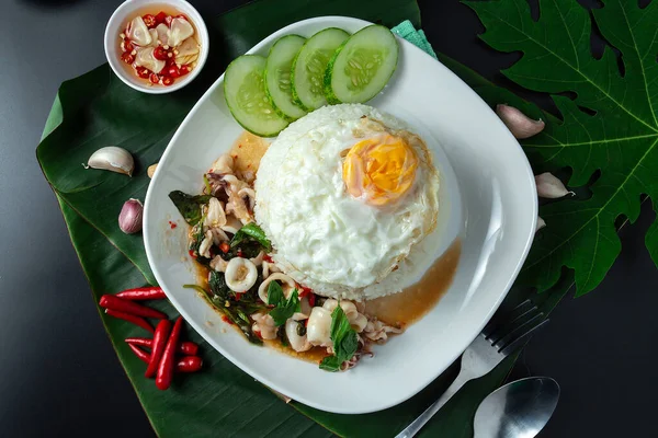 Stir Fried Basil Squid Rice Seafood Fried Rice Basil Thai — стоковое фото