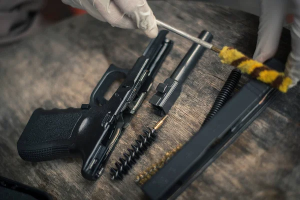 Gunsmith Sitting Cleaning Gun Disassembling Maintaining Pistol — Stockfoto