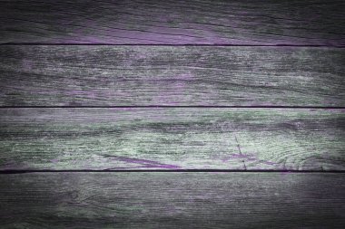 Yıpranmış tahtalardan yapılmış ahşap bir arka plan ve mor detaylar.