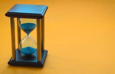 Sarı arka planda kum saati.