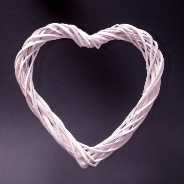 Koyu arkaplanda tahta şeritlerden yapılmış beyaz kalp. Metin uzayı. Sevgililer Günü, aşk, romantik konsept. Asgari biçim.