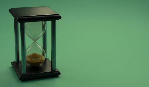 Песочные Часы Зеленом Фоне — стоковое фото