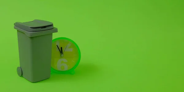 Mülleimer Und Eine Uhr Die Minuten Vor Auf Hellgrünem Hintergrund — Stockfoto